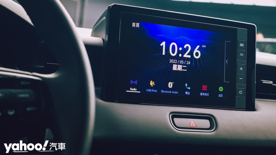 8吋多媒體主機功能多樣，Apple CarPlay、Android Auto應有竟有，且配有無線充電盤。