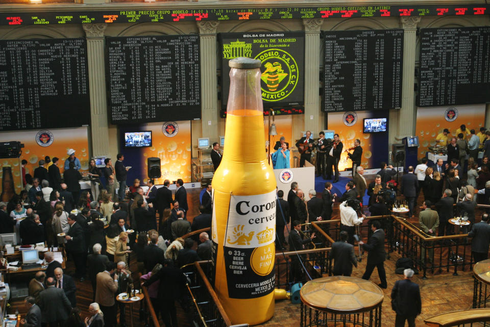 An inflatable plastic Coronita bottle decorates Madrid's stock exchange
to mark the going public of Mexican brewer Grupo Modelo on Spain's
Latibex index of Latinamerican companies November 13, 2003. Grupo
Modelo, which makes the popular Coronita beer, is Mexico's largest
brewer company. REUTERS/Susana Vera

SV/GM