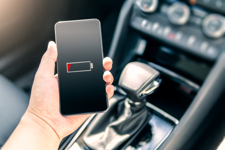 La ricarica completa della batteria non è sempre un male, anzi, una volta al mese rappresenta il modo più efficace per ricalibrarla da zero e mantenerla in salute. (Getty)