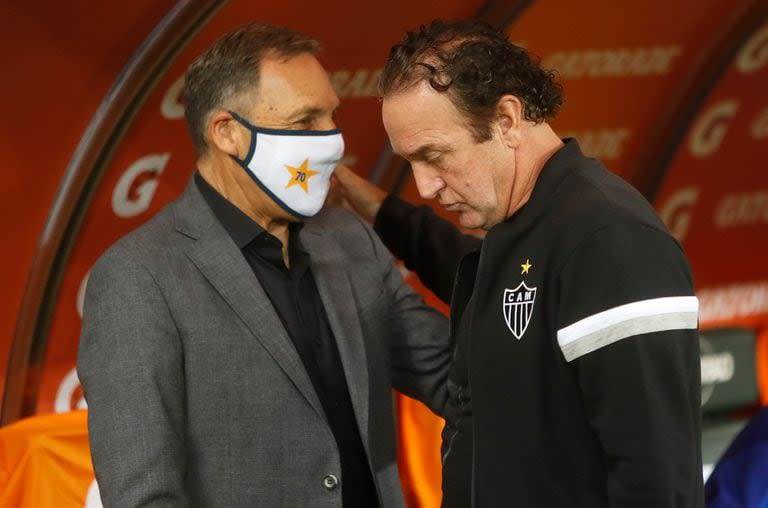 Miguel Angel Russo y Cuca antes del partido de Copa Libertadores 2021 que disputaron Boca Juniors y Atlético Mineiro; hoy, el brasileño expresó su intención de dirigir al xeneize