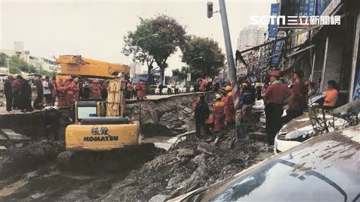 高雄氣爆當時，不少道路被炸開。（圖／資料照）