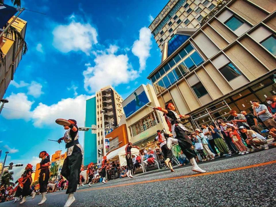 主力客群為日本在地觀光客，嘉泥海外第一個飯店據點就位於沖繩國際通商店街（圖）上。（翻攝Hotel Collective 臉書）