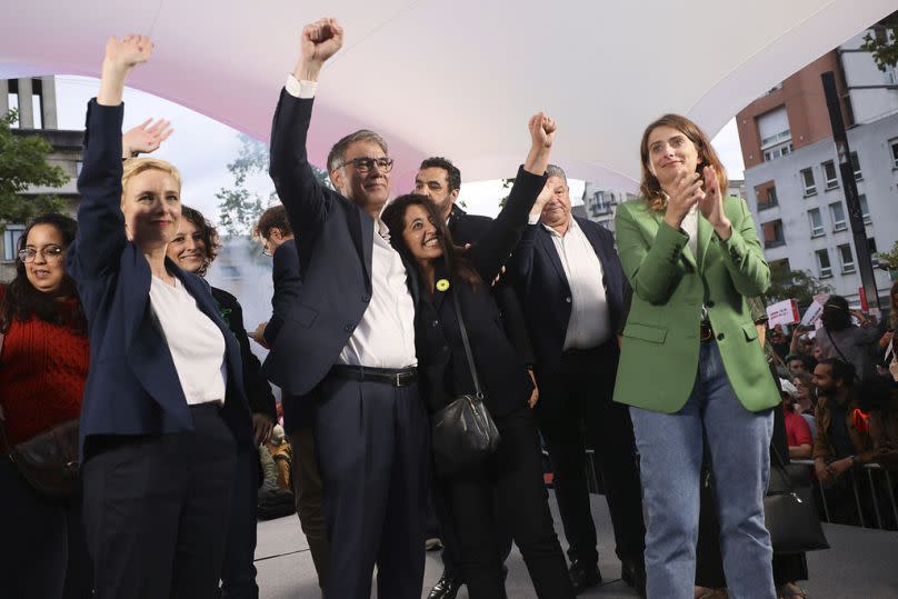  Die linksradikale Politikerin Clementine Autain (li.), Grünen-Chefin Marine Tondelier (re.), und der Generalsekretär der Sozialistischen Partei Olivier Faure in der Mitte