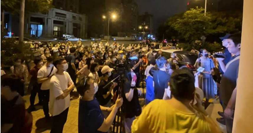 大批聲援民眾19日深夜前往六家派出所抗議。（圖／莊旻靜攝）