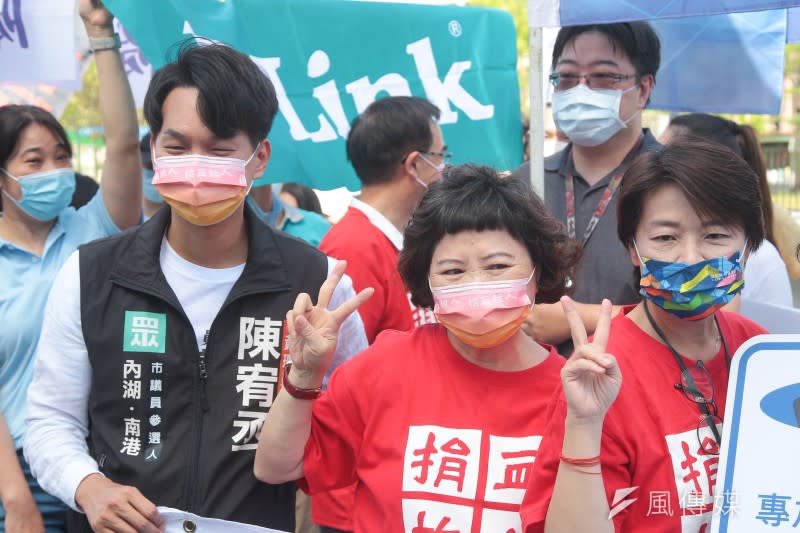 20220824-台北市副市長黃珊珊（右）、民眾黨台北市議員參選人陳宥丞（左）24日出席「第七屆內科千人捐血活動」。（顏麟宇攝）