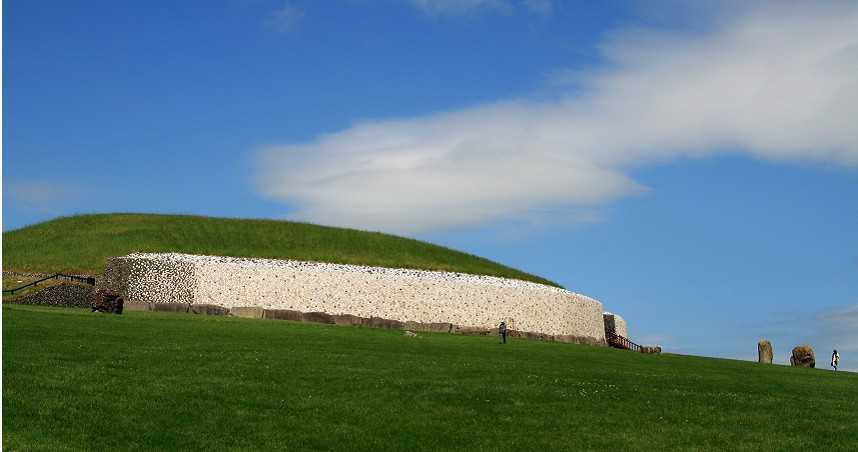 考古學家認為，愛爾蘭著名的古墓遺跡格萊奇古墓代表史前人類已經有祭祀祖先的信仰。（圖／達志／美聯社）