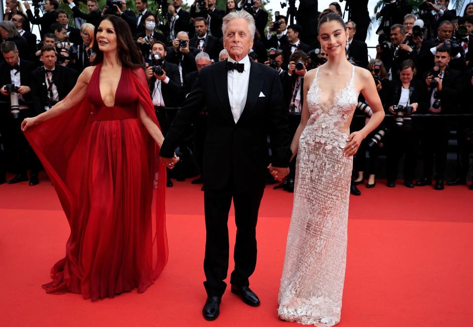 US actor and Honorary Palme d'or of the 76th Festival de Cannes Michael Douglas (C) arrives with his wife British actress Catherine Zeta-Jones (L) and daughter Carys for Catherine Zeta-Jones, Michael Douglas y su hija Carys Zeta en Cannes. (Photo by Valery HACHE / AFP) (Photo by VALERY HACHE/AFP via Getty Images)