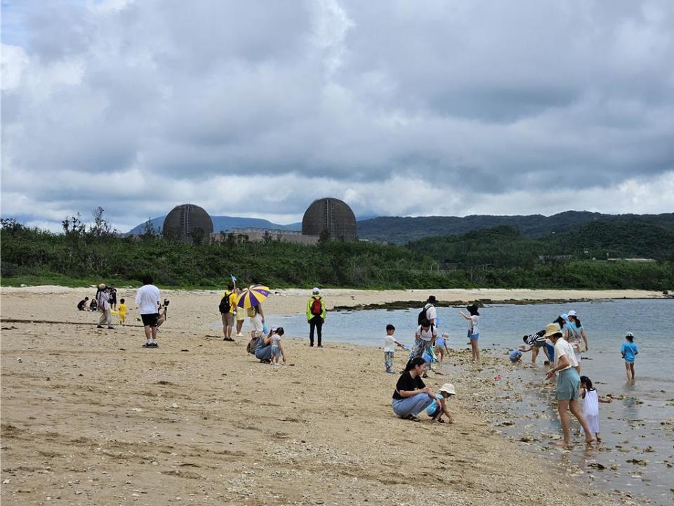 核三廠1號機7月27日將除役，6月18日開始遞減運轉，屏東縣議員李世斌關切核三廠除役安全，縣長周春米表示，一切都在掌控中。（羅琦文攝）