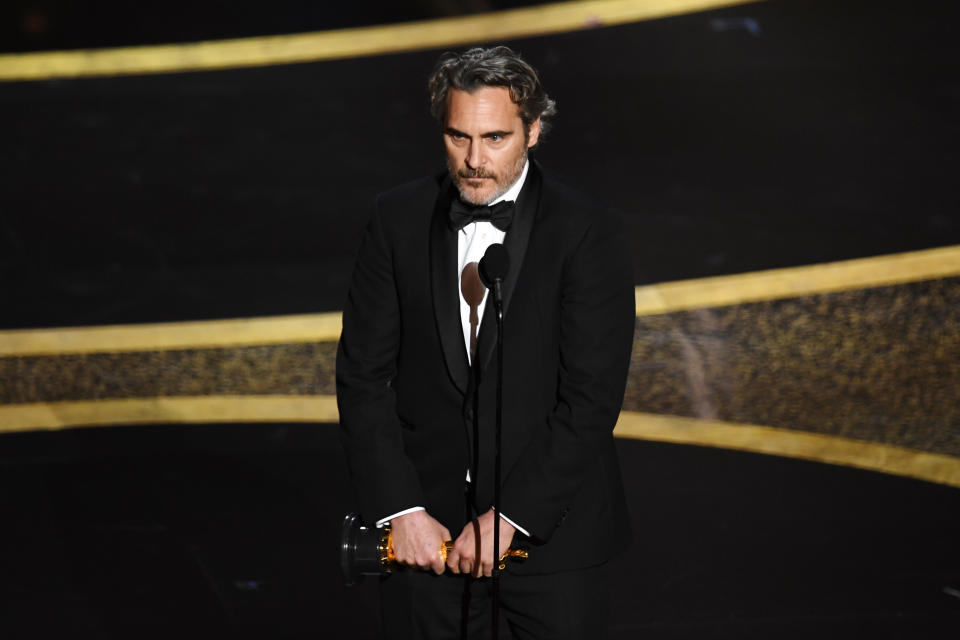 Joaquin Phoenix hat seinen Oscar fest im Griff. (Bild: Kevin Winter/Getty Images)