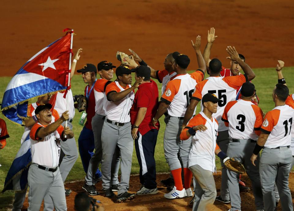 Los peloteros del equipo cubano Villa Clara celebran luego de vencer 2-1 a los Indios de Mayagüez, Puerto Rico, en un juego de la Serie del Caribe, el martes 4 de febrero de 2014, en Porlamar, Venezuela (AP Foto/Fernando Llano)