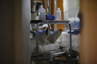 Un paciente con COVID-19 con los pies envueltos en vendajes yace en una cama de la Unidad de Cuidados Intensivos del Hospital General Ajusco Medio de la Ciudad de México, el miércoles 2 de diciembre de 2020. (AP Foto/Marco Ugarte)