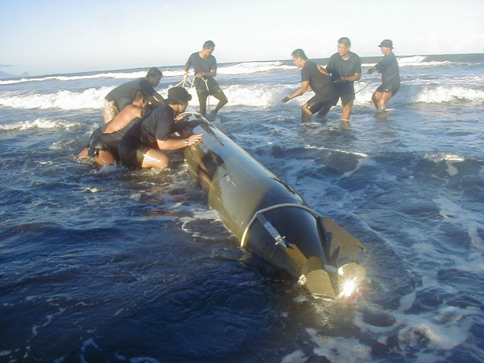 2003年9月，海軍救難大隊將脫靶的魚雷推至淺灘再予以固定。（中時資料照片，林美忠攝）