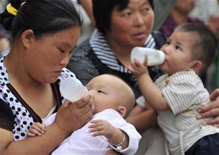 Children drink milk while waiting to receive medical checks for possible kidney stones at a hospital in Hefei, Anhui province in this September 15, 2008 file photo. REUTERS/Stringer/Files