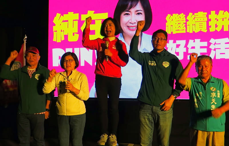 台中第7選區立委選戰  何欣純自行宣布當選 民進黨台中市第7選區立委候選人何欣純（中）13日 晚間自行宣布當選，她表示，未來會更謙卑傾聽民 意，為台中爭取更多建設。 （何欣純競總提供） 中央社記者蘇木春傳真 113年1月13日 