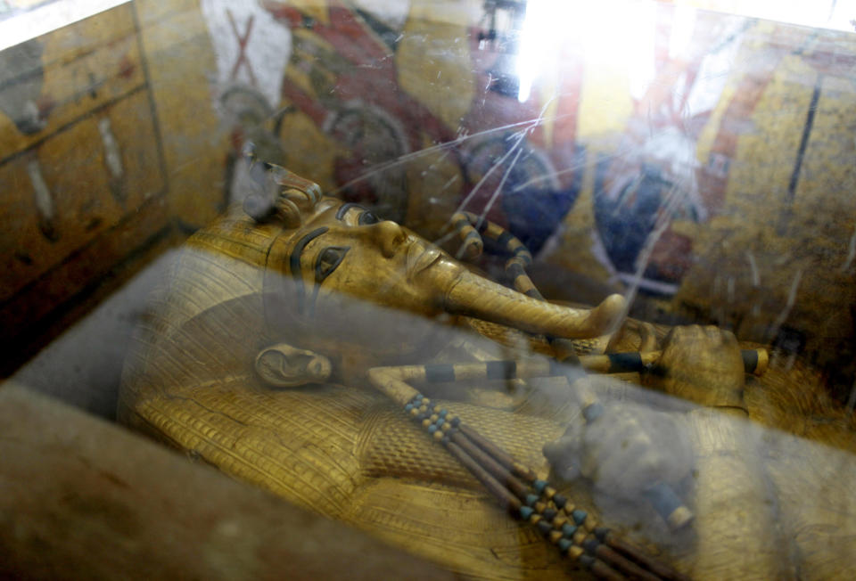 The gold mummy covering the body of Tutankhamen lies in the tomb of the king in the Valley of the Kings in Luxor November 22, 2012. The city celebrates in November the 90th anniversary of the discovery of Tutankhamen's tomb.  REUTERS/Asmaa Waguih (EGYPT - Tags: SOCIETY)