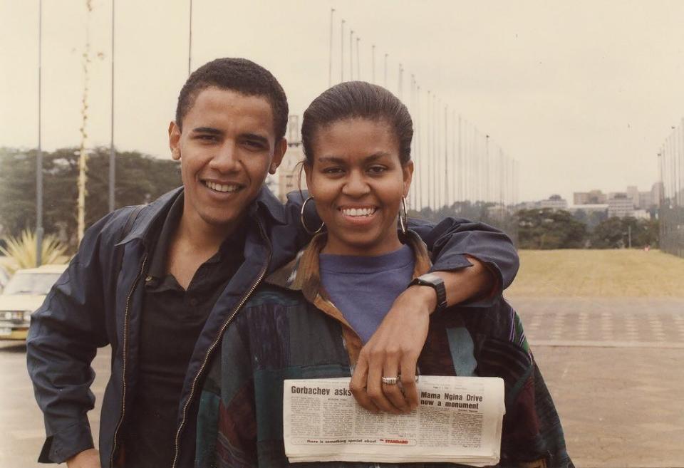 Après avoir suivi ses études dans les prestigieuses universités de Princeton et de Harvard, Michelle Obama, née Robinson, intègre un cabinet d’avocats de Chicago. On lui demande alors d’être la tutrice d’un jeune associé : Barack Obama. Ce dernier lui fait une cour assidue mais elle repousse ses avances. Elle estime que ce ne serait pas correct au vu de leur lien hiérarchique. La prometteuse avocate essaie même de le caser avec quelques-unes de ses copines ! © instagram@barackobama