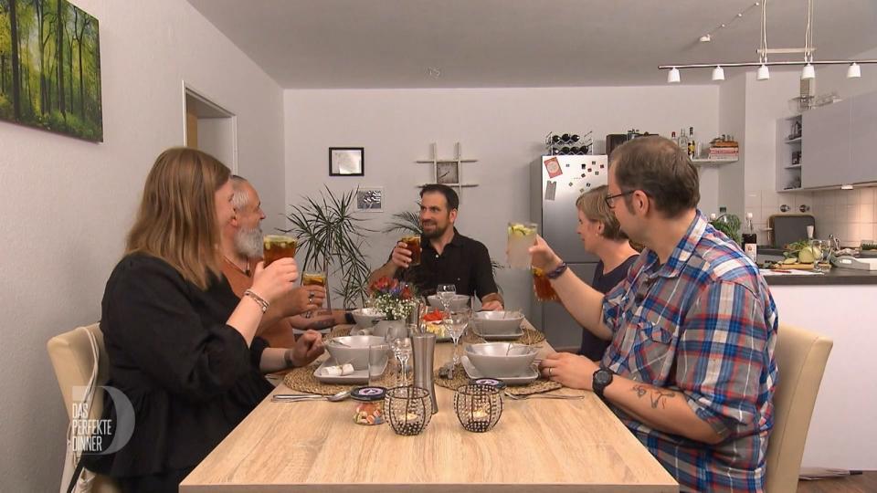 Ersatzkandidatin Neele wird bei einem Pimm's herzlich in die Gruppe aufgenommen, von links: Neele, Ewald, Marius, Katrin und Norman.
 (Bild: RTL)