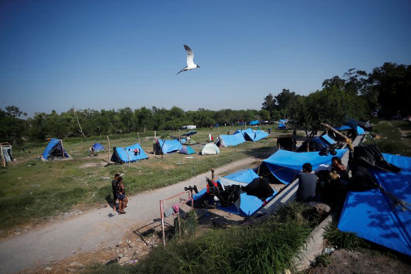 La nueva política de asilo de Biden deja varados a algunos migrantes en la frontera con México mientras empeoran las condiciones