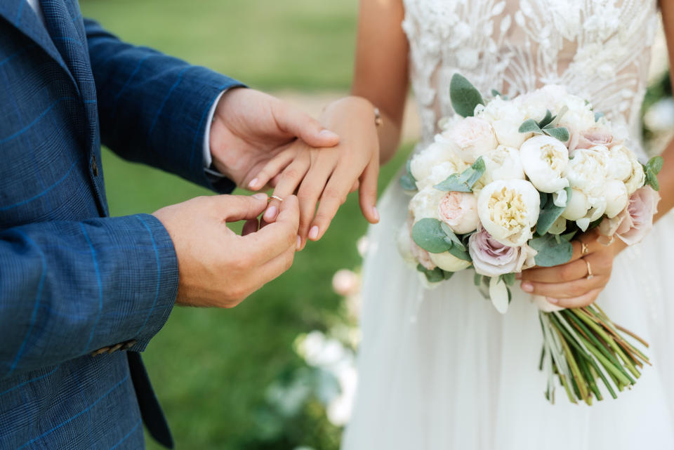 在交換誓詞後，新郎和新娘會交換戒指，象徵著彼此的愛和承諾已成為永久的記號（示意圖/Getty Image）