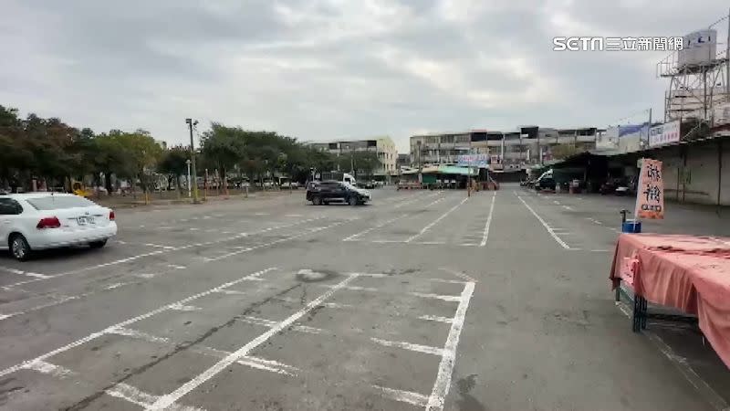 黃昏市場旁邊就有提供免費停車場，且車格多達上百個。