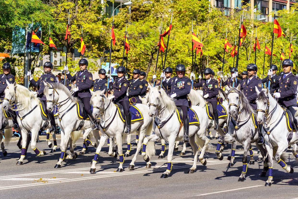 Miembros del Cuerpo Nacional de Policía a caballo durante el desfile del 12 de octubre de 2023 en Madrid. <a href="https://www.shutterstock.com/es/image-photo/madrid-spain-october-12-2022-group-2216072415" rel="nofollow noopener" target="_blank" data-ylk="slk:Shutterstock / Jose Miguel Sanchez;elm:context_link;itc:0;sec:content-canvas" class="link ">Shutterstock / Jose Miguel Sanchez</a>