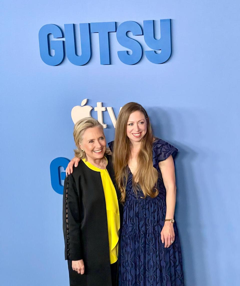 希拉蕊（左）與女兒雀兒喜（右）出席紀實訪談節目《勇氣的力量》紐約首映。（Apple TV+提供）
