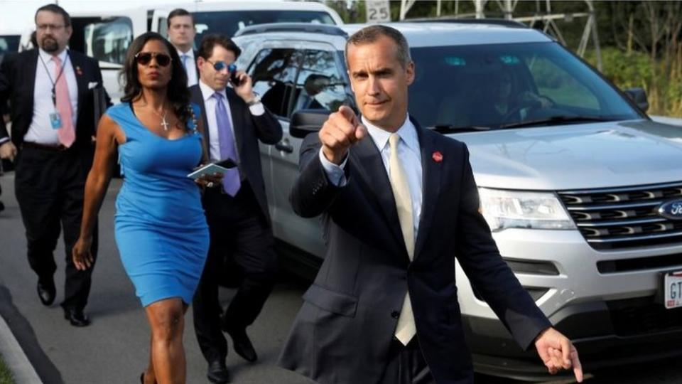 Omarosa en vestido azul, Anthony Scaramucci hablando por teléfono y Corey Lewandowski señalando a partidarios, durante un evento en Ohio en 2017