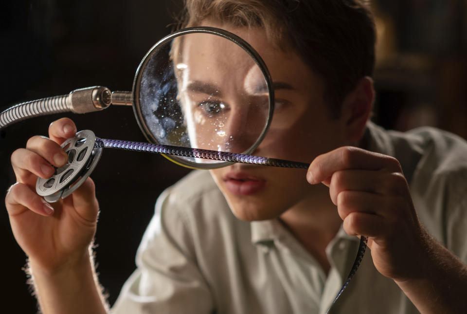 En esta imagen proporcionada por Universal Pictures y Amblin Entertainment, Gabriel LaBelle en una escena de "The Fabelmans". (Merie Weismiller Wallace/Universal Pictures and Amblin Entertainment via AP)