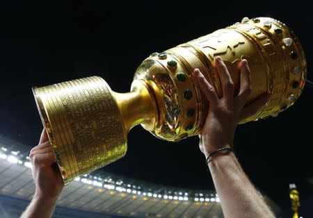 Football Soccer - Bayern Munich v Borussia Dortmund - German Cup (DFB Pokal) Final - Olympiastadion, Berlin, Germany - 21/05/16. Bayern Munich's Franck Ribery celebrates with the trophy after winning the German Cup final. REUTERS/Michael Dalder