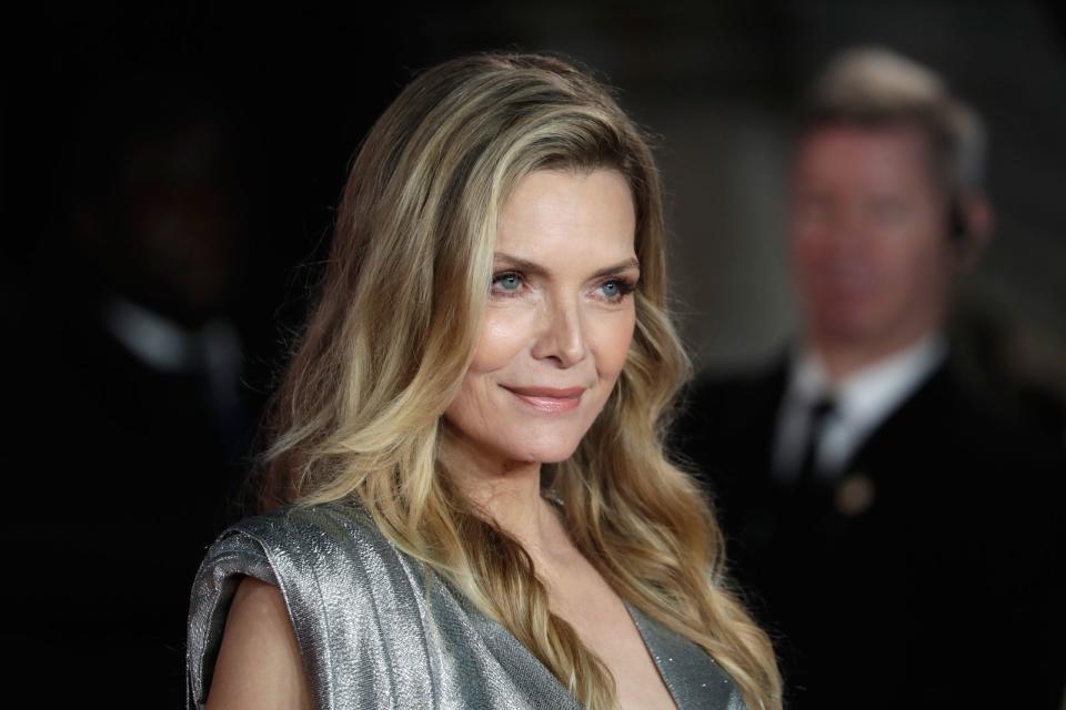 Auch Kollegin Michelle Pfeiffer durfte bereits 62 Kerzen auspusten. Angst vor dem Alter muss die Hollywoodschönheit aber ganz offensichtlich nicht haben. (Bild: John Phillips/Getty Images)