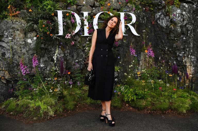 Con un elegante y sencillo vestido negro sin mangas, Minnie Driver disfrutó de los pintorescos jardines del Castillo Drummond donde la diseñadora de Dior, Maria Grazia Chiuri presentó su nueva línea de faldas escocesas