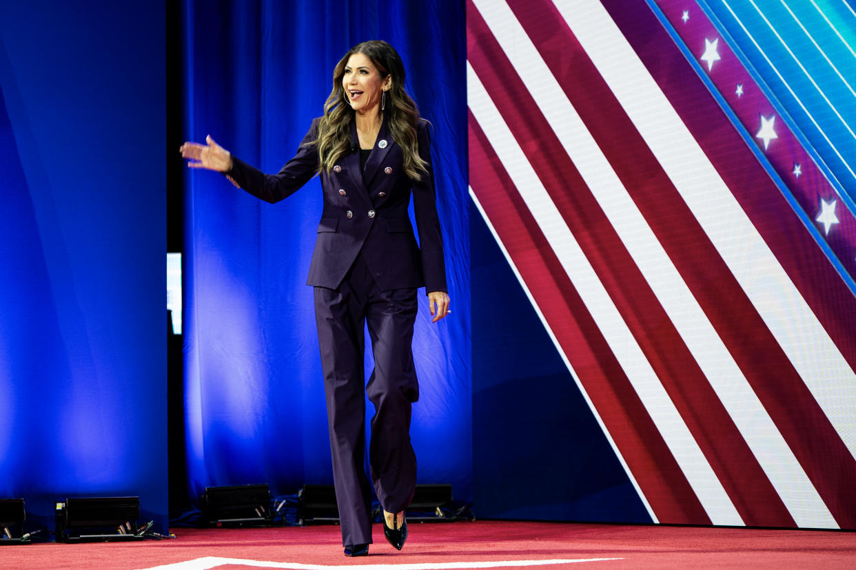 La gobernadora de Dakota del Sur, Kristi Noem, habla en la Conferencia Política de Acción Conservadora 2024, en el Hotel Gaylord en National Harbor, Maryland, el 23 de febrero de 2024. (Haiyun Jiang/The New York Times)