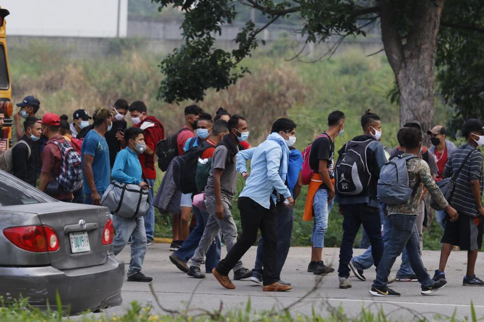 Migrantes caminan hacia la frontera con Estados Unidos en Choloma, Honduras el 14 de enero del 2021. (AP Photo/Delmer Martinez)