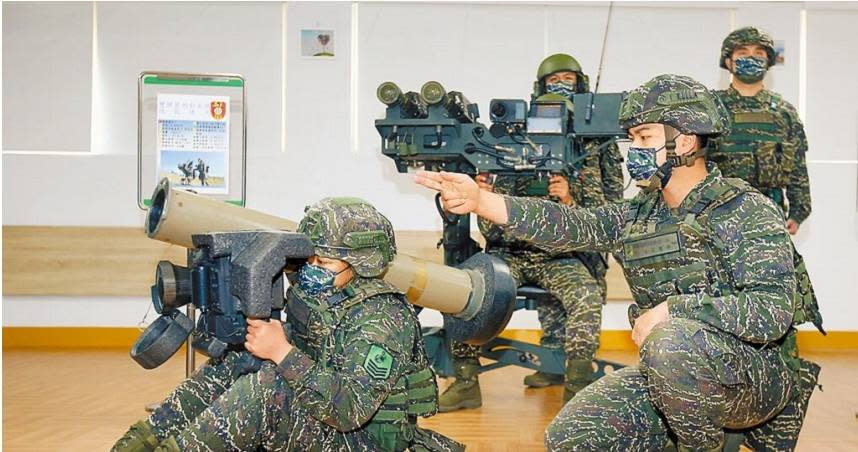 海軍陸戰隊66旅士兵示範操作FGM-148標槍飛15（FGM-148 Javelin），後為雙聯裝刺針防空飛彈。（圖／報系資料照）