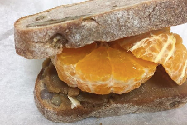 Sándwich de naranja, una combinación poco usual. Foto: Instagram.com/risterlab