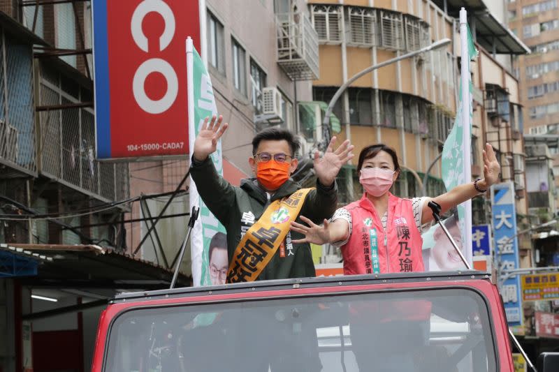 ▲人氣超高的主播陳乃瑜陪卓冠廷車掃力拚初選，懇託土城、樹林、三峽、鶯歌的鄉親，今晚6點至10點半在家幫忙顧電話，喊出「唯一支持卓冠廷」。（圖／卓冠廷提供）