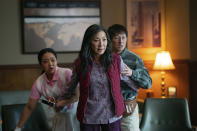 En esta imagen proporcionada por A24 Films de izquierda a derecha Stephanie Hsu, Michelle Yeoh y Ke Huy Quan en una escena de "Everything Everywhere All At Once". (Allyson Riggs/A24 Films via AP)