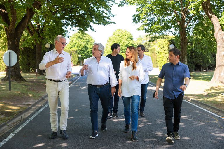 El presidente Alberto Fernández junto a sus invitados en Olivos.