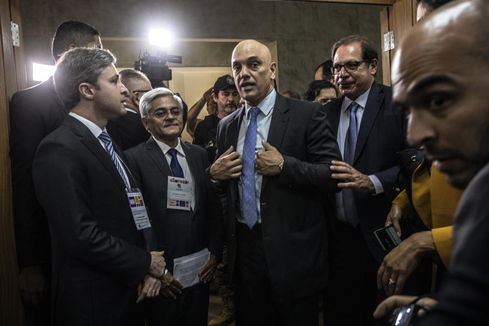 Alexandre de Moraes, en el centro, un juez del Supremo Tribunal Federal, está supervisando la mayor parte de las investigaciones sobre Bolsonaro. (Dado Galdieri/The New York Times)