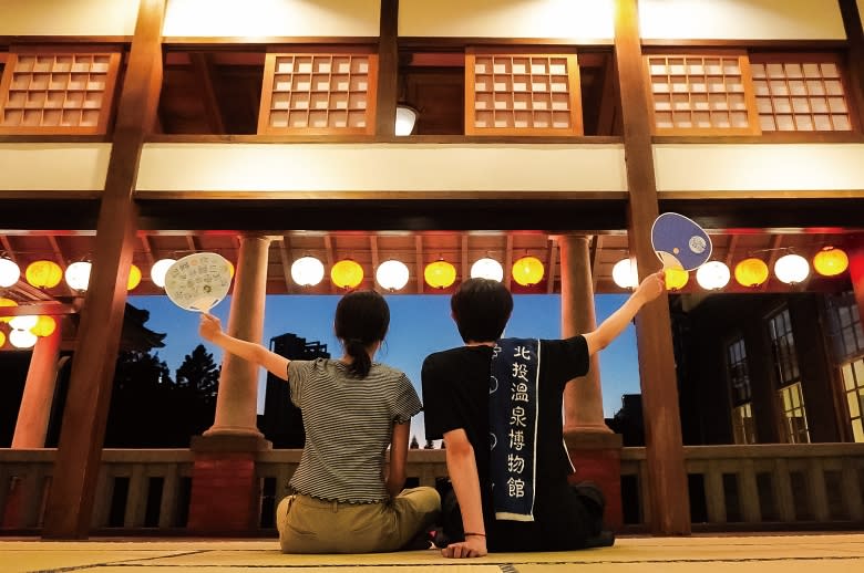 「北投納涼祭」晚間坐在榻榻米上吹吹涼風。圖片提供/北投溫泉博物館