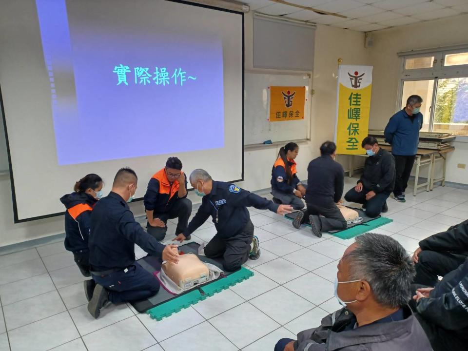 保全業者學習CPR 共同守護社區安全。〈圖/記者蔡宗武翻攝〉