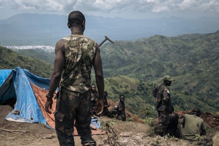 DRC soldiers dig trenches at a frontline military position above the town of Kibirizi, controlled by M23 rebels (ALEXIS HUGUET)