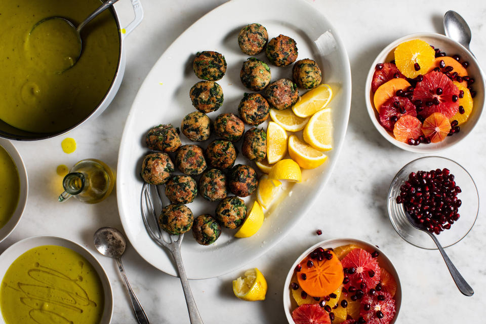 De izquierda a derecha, sopa cremosa de poro y chirivía, albóndigas de pollo con hierbas y espinaca, y ensalada de frutas cítricas y caqui, en Nueva York, en enero de 2021. (Andrew Scrivani/The New York Times)