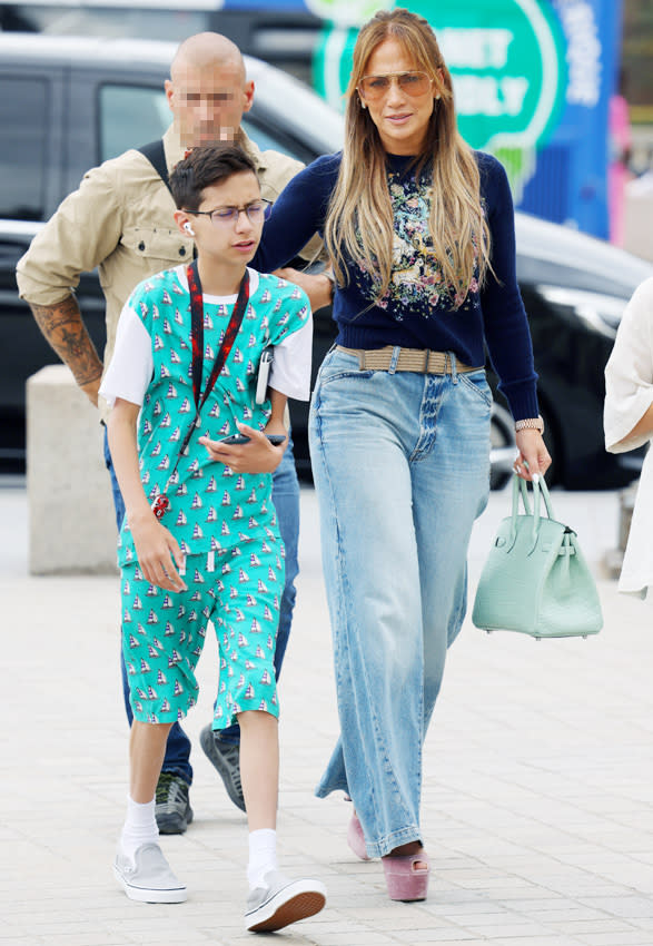 Jennifer Lopez y su hijo Max