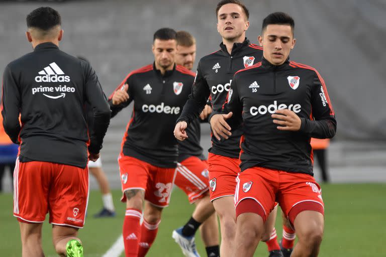 Los futbolistas de River en el precalentamiento, antes del partido con Banfield