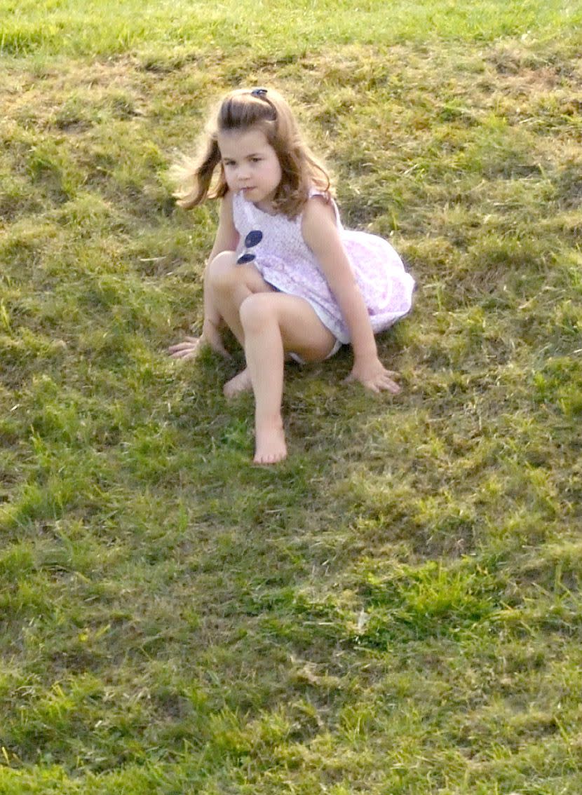 <p>夏綠蒂小公主十分瑰寶媽媽凱特王妃替她搭配的墨鏡，不論在草地上跑到哪都帶著它。</p> <cite>Getty Images</cite>
