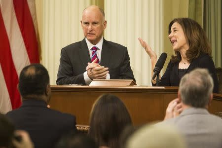 California First Lady Anne Gust Brown (R) introduces Gov. Jerry Brown at his inauguration at the State Capitol in Sacramento, January 5, 2015. REUTERS/Max Whittaker