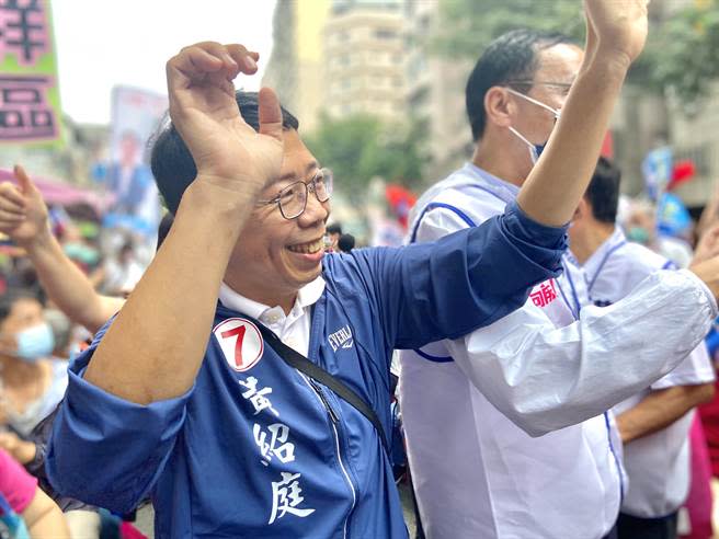 高雄市議員候選人黃紹庭挾著超高人氣進場。（楊舒婷攝）