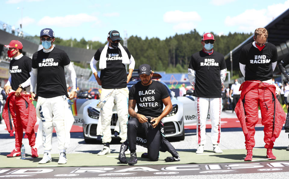 El piloto de Mercedes Lewis Hamilton (centro) se arrodilla en respaldo del movimiento Black Lives Matter previo al Gran Premio de Austria en Spielberg, Austria, el domingo 5 de julio de 2020. (Dan Istitene/Pool vía AP)