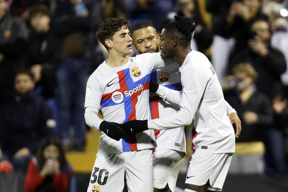 Ousmane Dembele (derecha) celebra con Gavi (izquierda) y Memphis Depay tras marcar un gol ante el Intercity en la Copa del Rey, el 4 de enero de 2023, en Alicante. (AP Foto/Alberto Saiz)